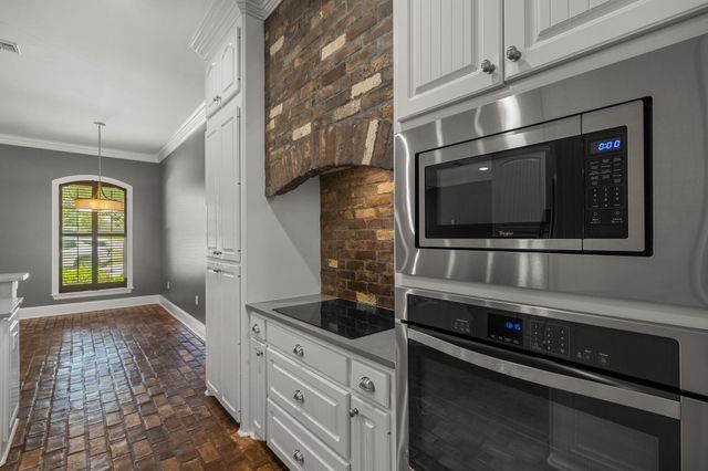 88 Avondale Cir., Hattiesburg, MS 39402