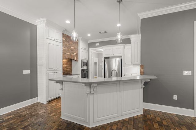 88 Avondale Cir., Hattiesburg, MS 39402