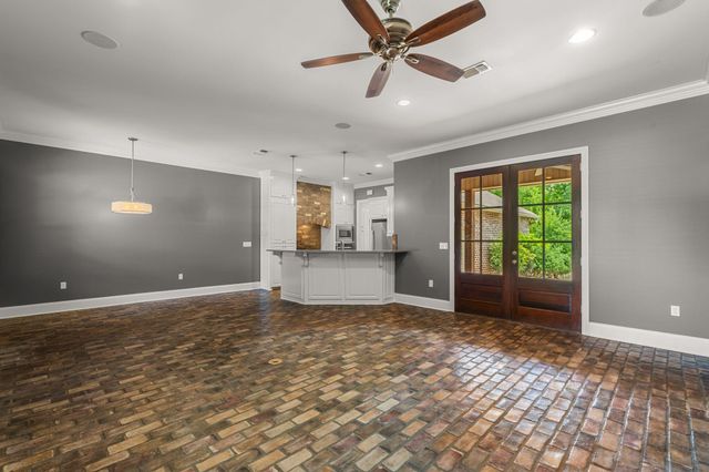 88 Avondale Cir., Hattiesburg, MS 39402