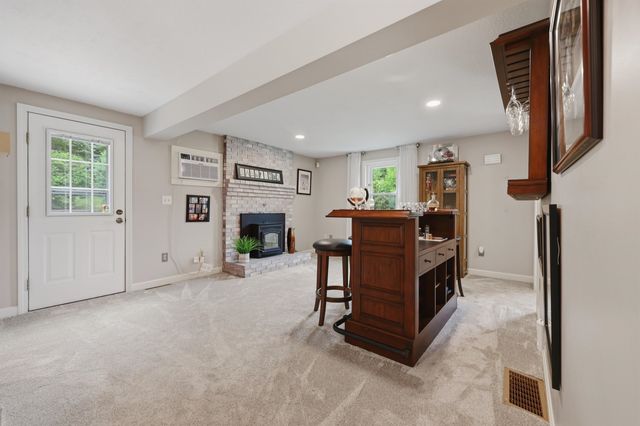 17 Windsor Boulevard, Londonderry, NH 03053
