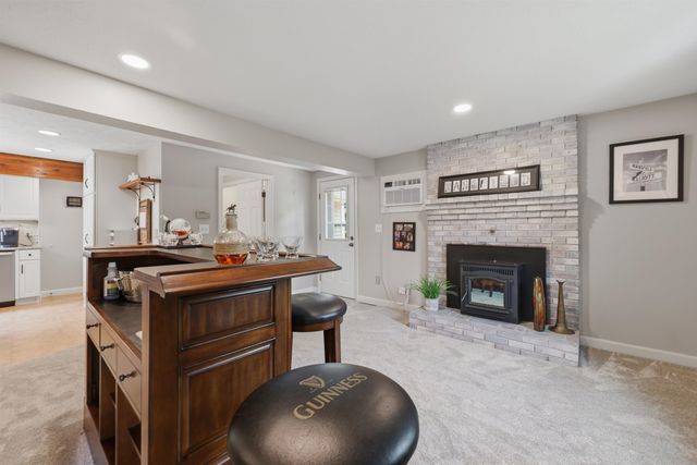 17 Windsor Boulevard, Londonderry, NH 03053