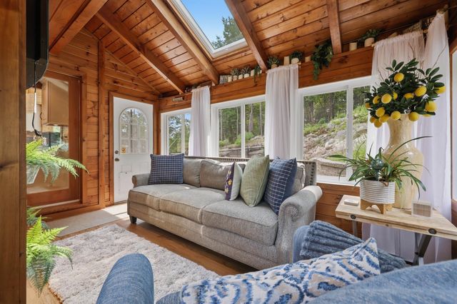 17 Windsor Boulevard, Londonderry, NH 03053