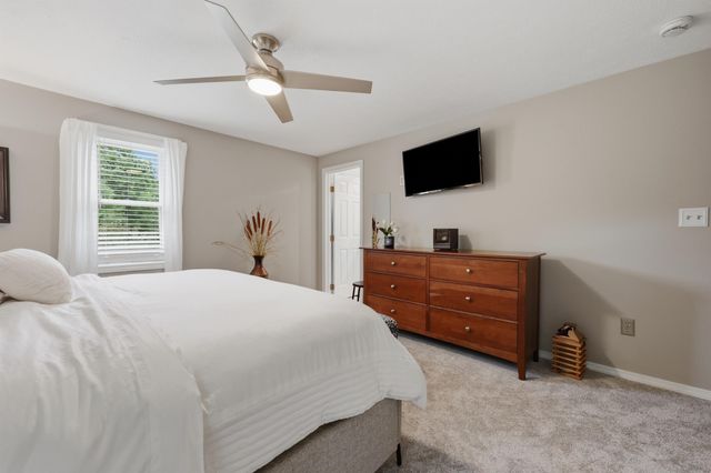17 Windsor Boulevard, Londonderry, NH 03053
