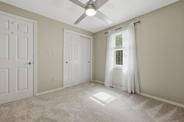 17 Windsor Boulevard, Londonderry, NH 03053