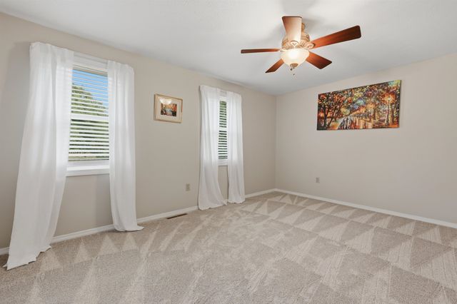17 Windsor Boulevard, Londonderry, NH 03053