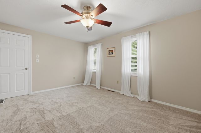 17 Windsor Boulevard, Londonderry, NH 03053