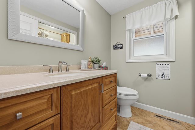 17 Windsor Boulevard, Londonderry, NH 03053