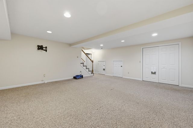 17 Windsor Boulevard, Londonderry, NH 03053