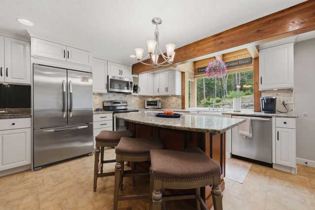 17 Windsor Boulevard, Londonderry, NH 03053