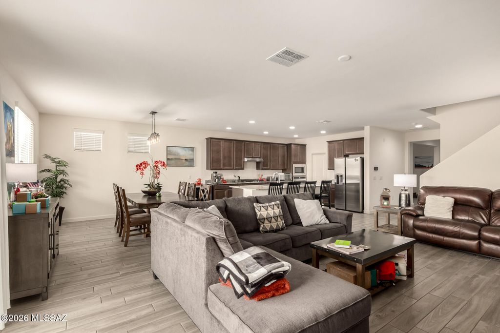 Image 2 of property listing at 11461 N Gemini Drive, Oro Valley, AZ 85742