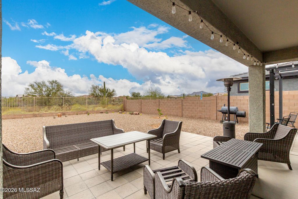Image 3 of property listing at 11461 N Gemini Drive, Oro Valley, AZ 85742