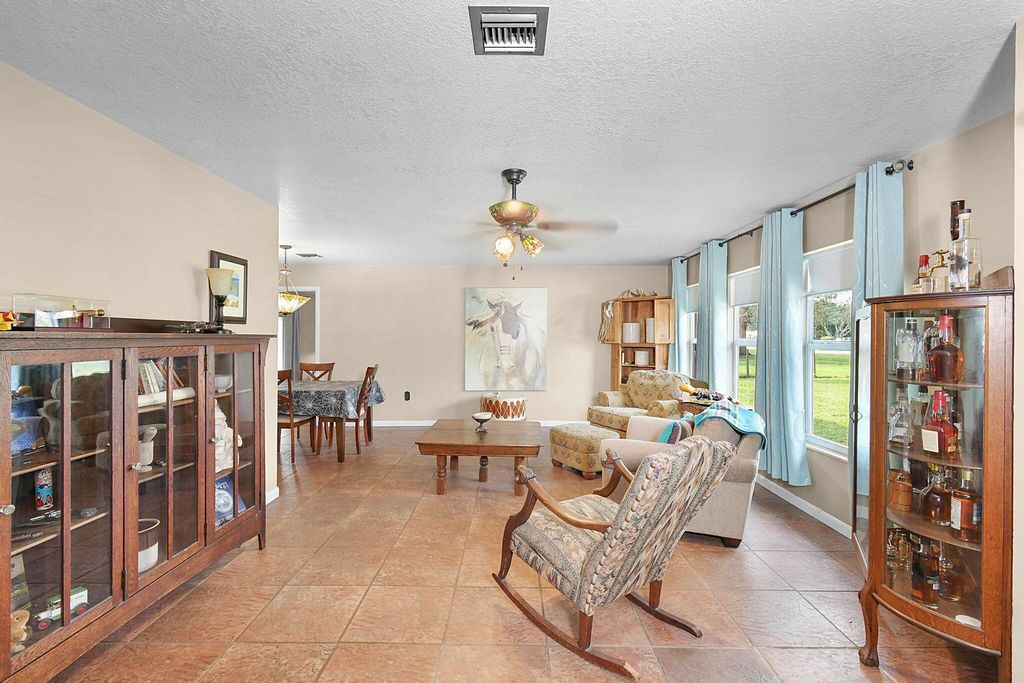 220 Emerald Avenue, Fort Pierce, FL 34945