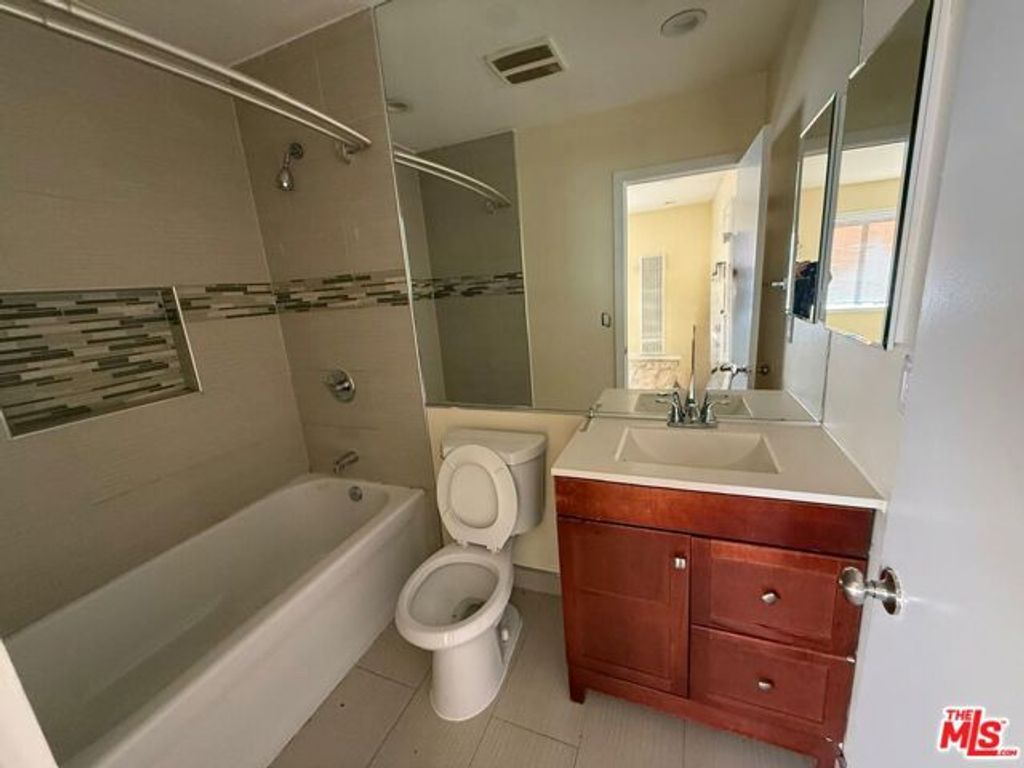 3205 Bartdon Avenue, Inglewood, CA 90303