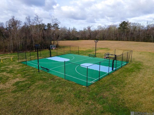 8619 Greenbrier Cove Rd, Baton Rouge, LA 70817