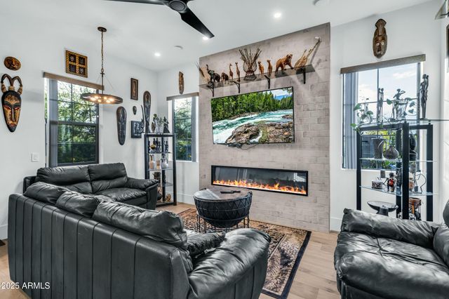 908 W CALDWELL Street, Phoenix, AZ 85041