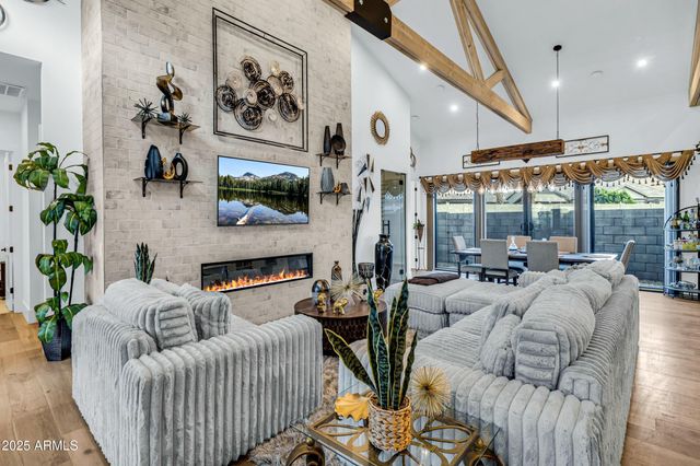 908 W CALDWELL Street, Phoenix, AZ 85041