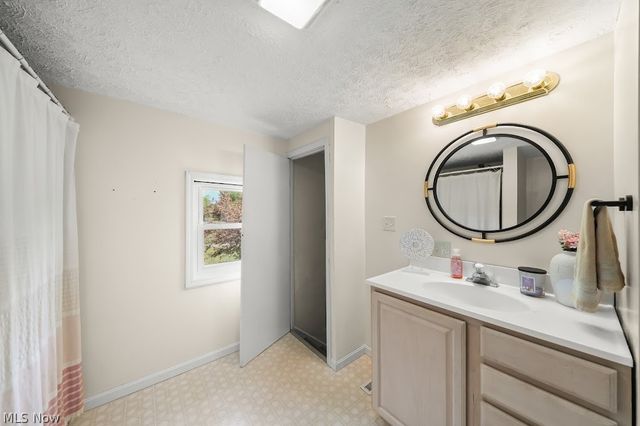 6175 Downs Road NW, Warren, OH 44481
