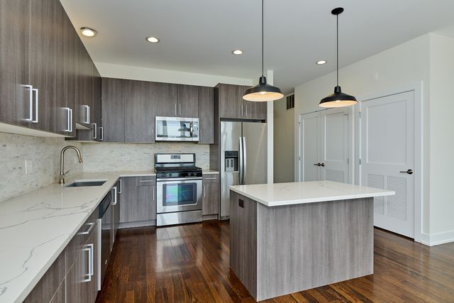 5139 N BROADWAY Street 202, Chicago, IL 60640