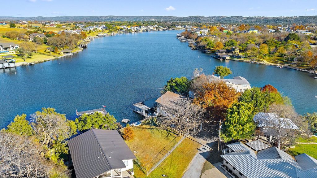 421 Yucca DR, Kingsland, TX 78639