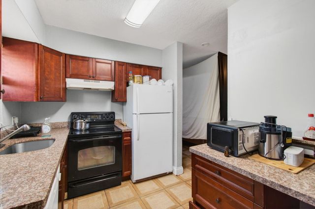 512 N 9th Avenue N, Lake Worth Beach, FL 33460