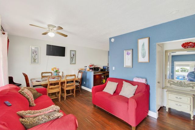 512 N 9th Avenue N, Lake Worth Beach, FL 33460