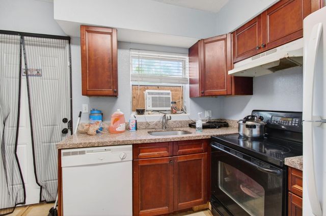 512 N 9th Avenue N, Lake Worth Beach, FL 33460