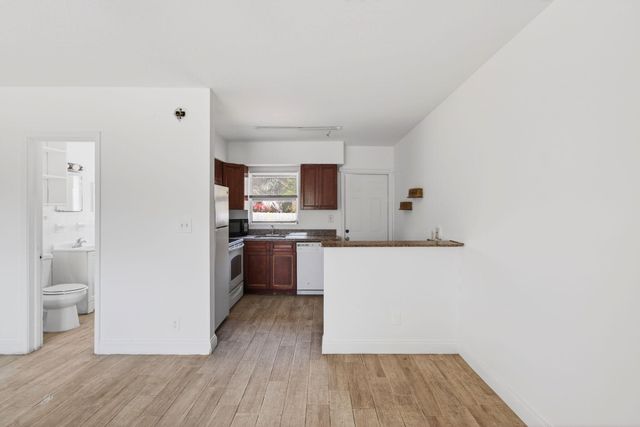 512 N 9th Avenue N, Lake Worth Beach, FL 33460