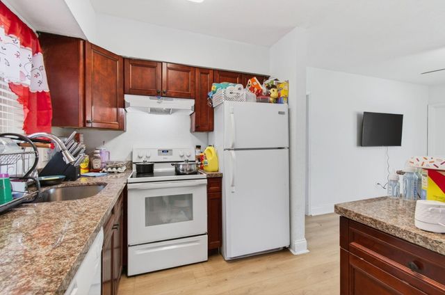 512 N 9th Avenue N, Lake Worth Beach, FL 33460