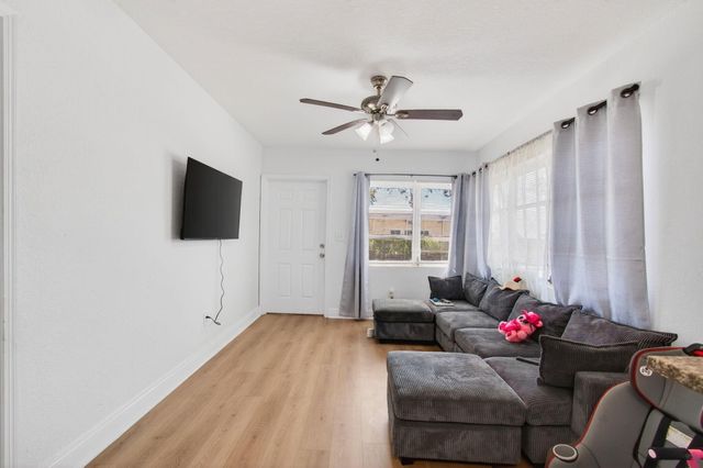 512 N 9th Avenue N, Lake Worth Beach, FL 33460