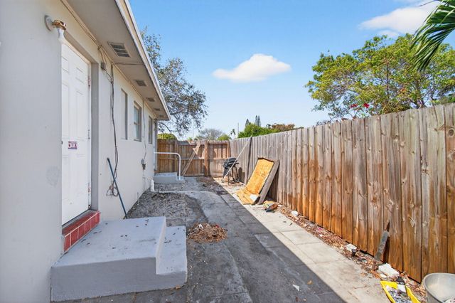 512 N 9th Avenue N, Lake Worth Beach, FL 33460