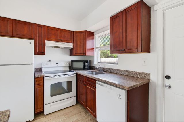 512 N 9th Avenue N, Lake Worth Beach, FL 33460