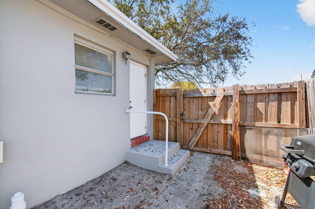 512 N 9th Avenue N, Lake Worth Beach, FL 33460