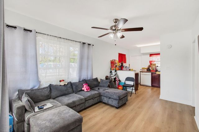 512 N 9th Avenue N, Lake Worth Beach, FL 33460