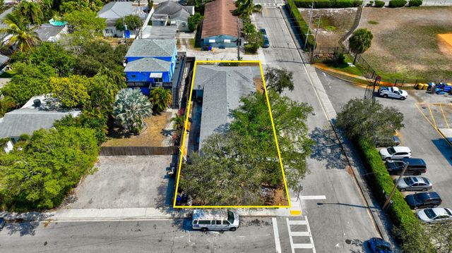 512 N 9th Avenue N, Lake Worth Beach, FL 33460