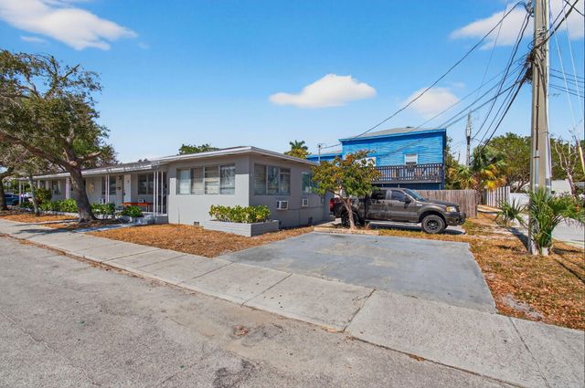 512 N 9th Avenue N, Lake Worth Beach, FL 33460