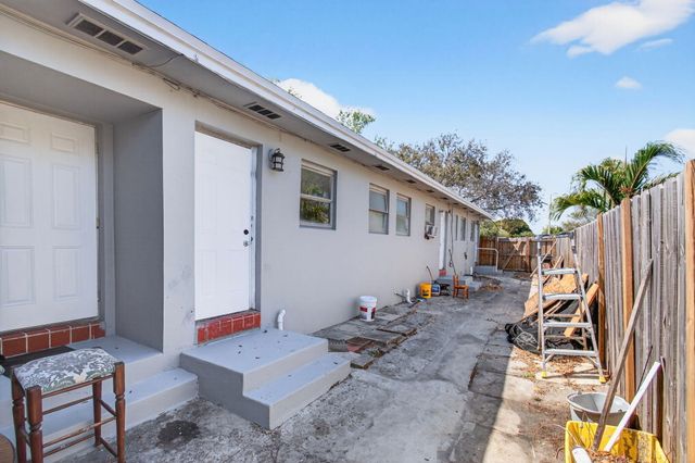 512 N 9th Avenue N, Lake Worth Beach, FL 33460