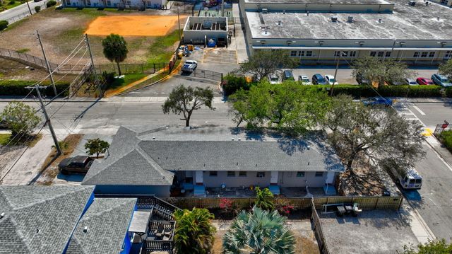 512 N 9th Avenue N, Lake Worth Beach, FL 33460