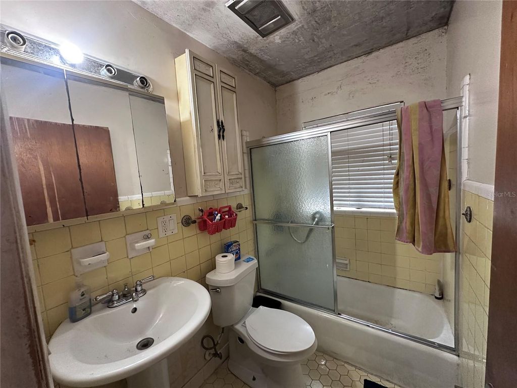 Image 14 of property listing at 1638 GRAND STREET, Orlando, FL 32805