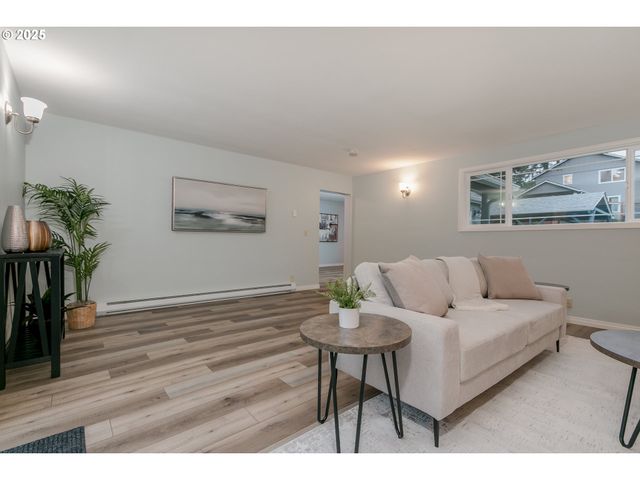 2984 FLORAL HILL Dr, Eugene, OR 97403