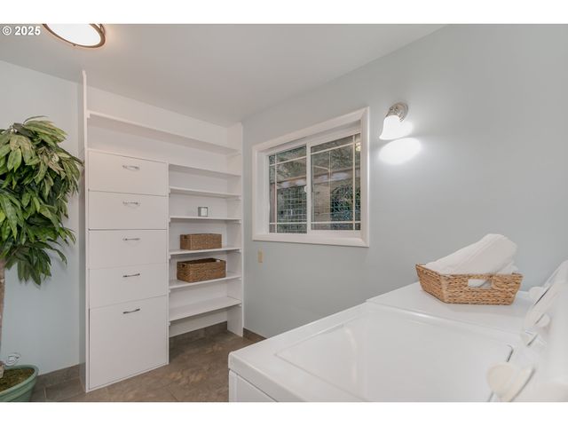 2984 FLORAL HILL Dr, Eugene, OR 97403