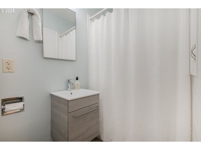 2984 FLORAL HILL Dr, Eugene, OR 97403