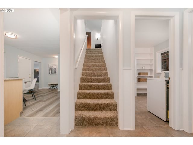 2984 FLORAL HILL Dr, Eugene, OR 97403