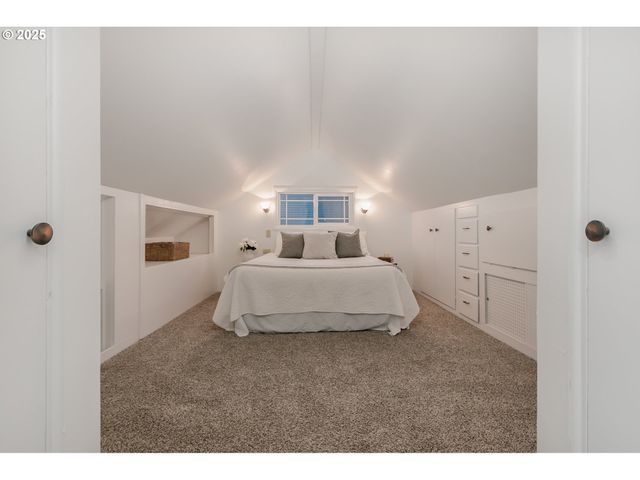 2984 FLORAL HILL Dr, Eugene, OR 97403