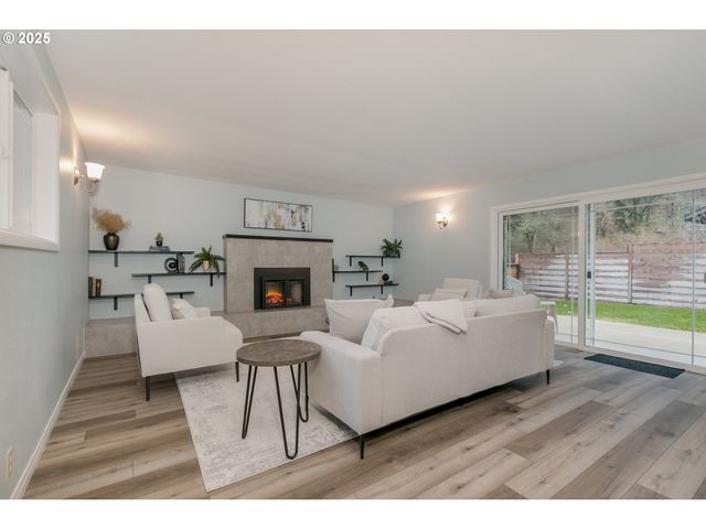 2984 FLORAL HILL Dr, Eugene, OR 97403