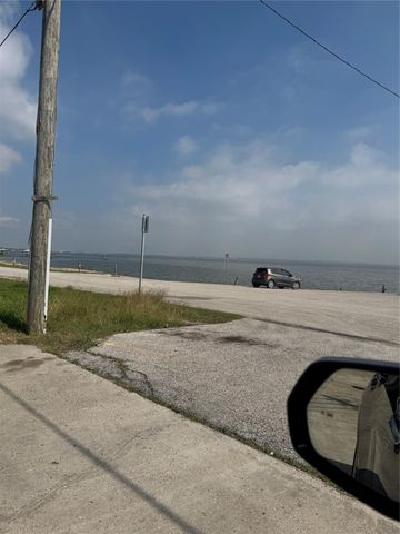 3711 Chanterway Street, Bacliff, TX 77518