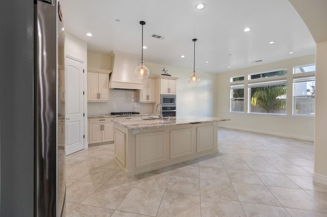 3108 E Beech Court, Visalia, CA 93292