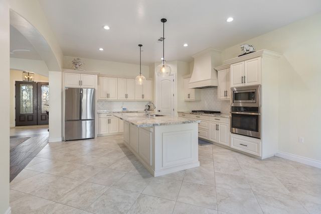 3108 E Beech Court, Visalia, CA 93292