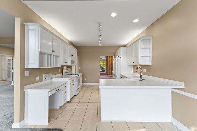 13575 Village Court, Clive, IA 50325