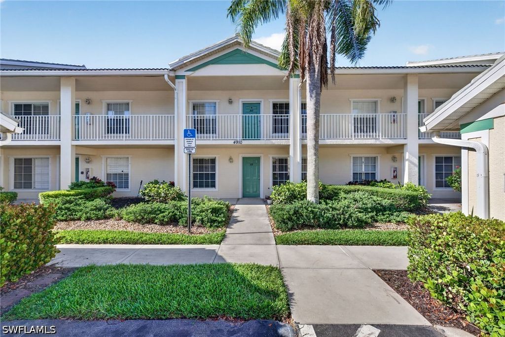 4910 Cougar CT N 1-103, Naples, FL 34109