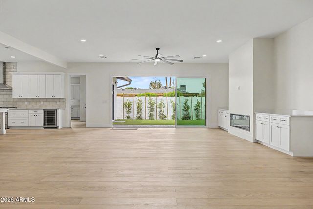 3229 E ROMA Avenue, Phoenix, AZ 85018